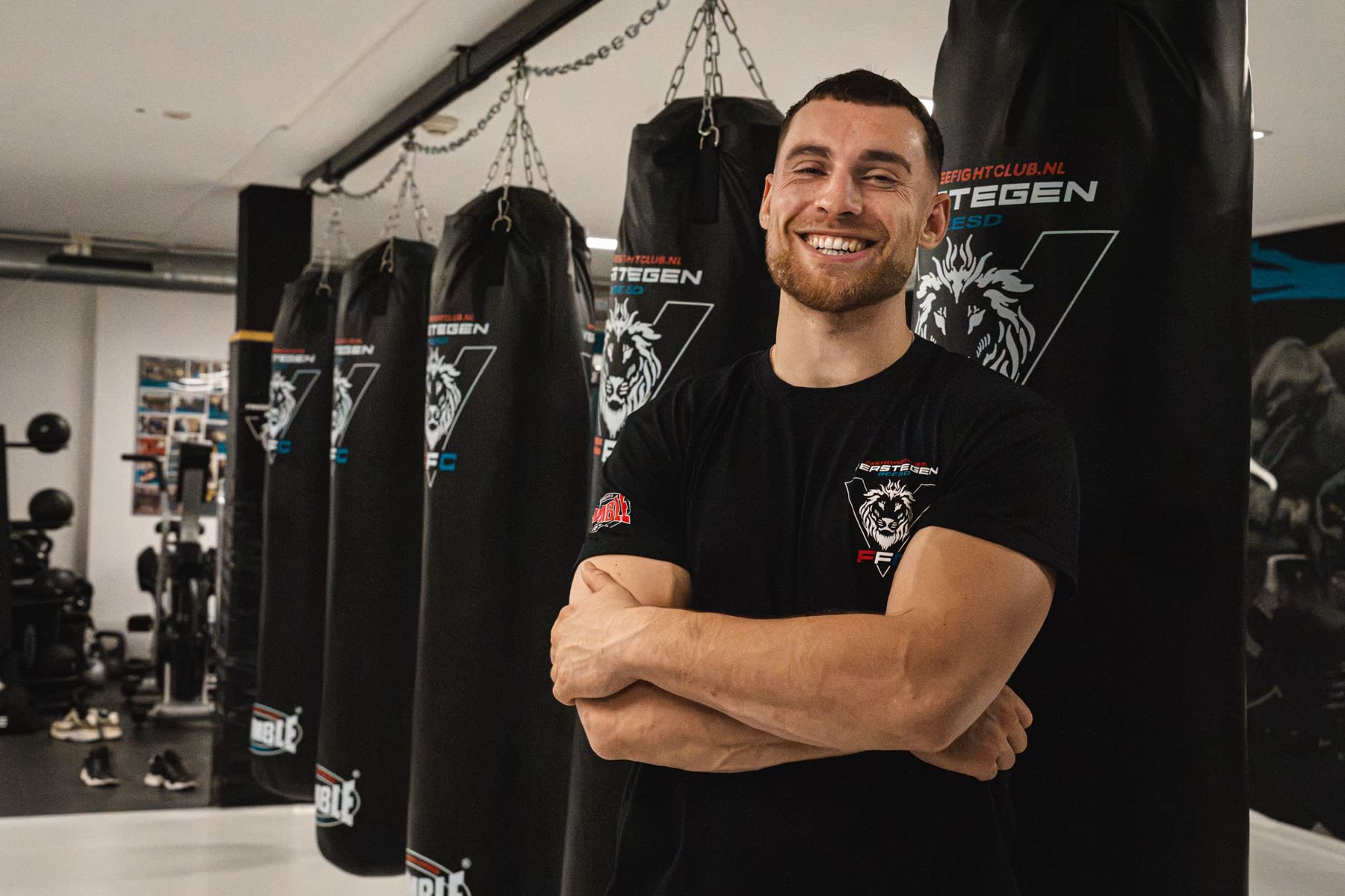 Gerard tussen de bokszakken in de gym