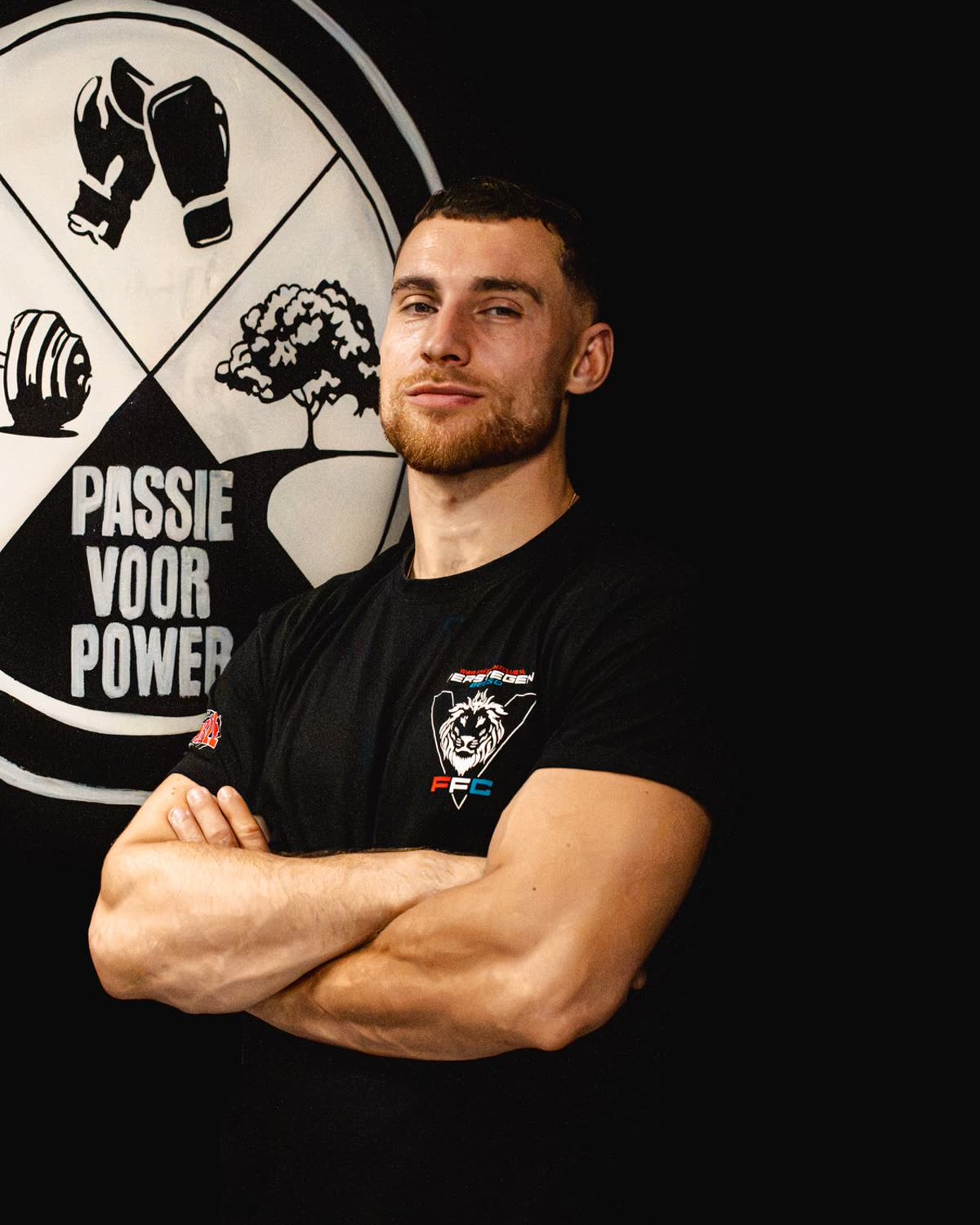 Gerard van Halsema, armen over elkaar, in zijn gym