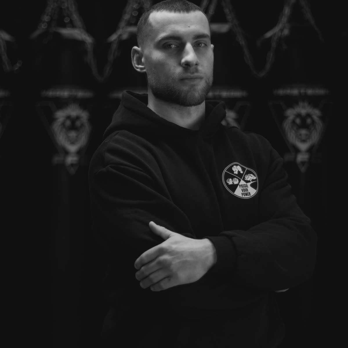 Gerard tussen de bokszakken in de gym