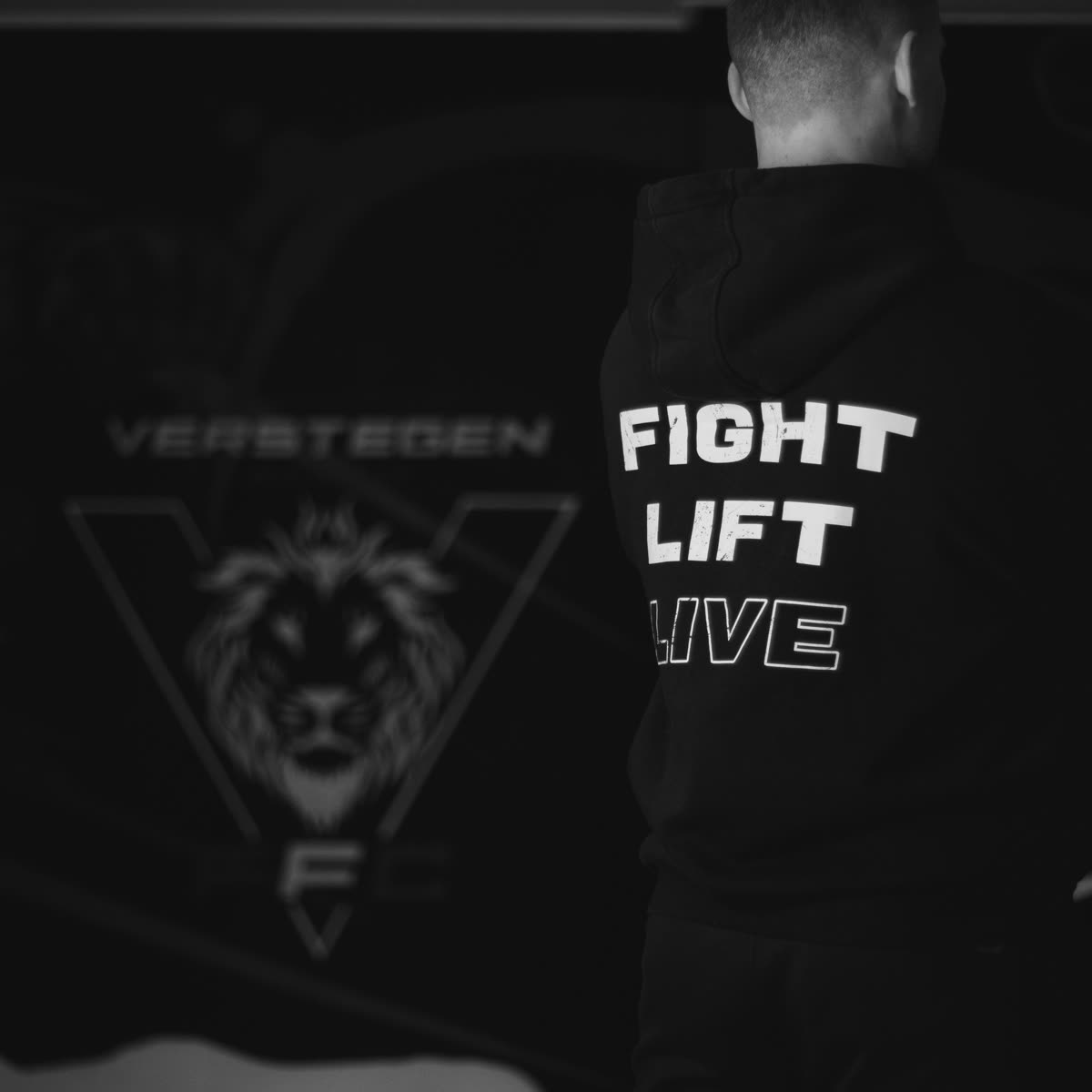 Fight. Lift. Live. Op de rug van de hoodie