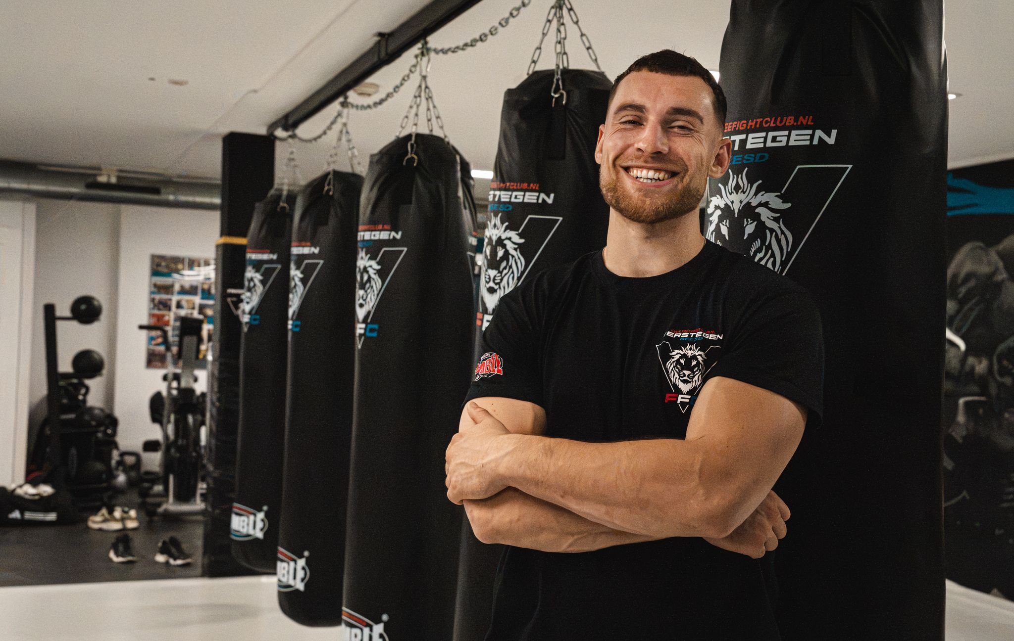 Gerard van Halsema tussen de bokszakken in de gym
